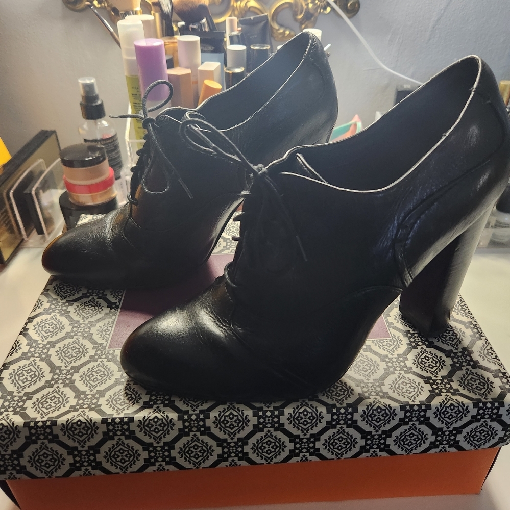 Isola Oxford Heels